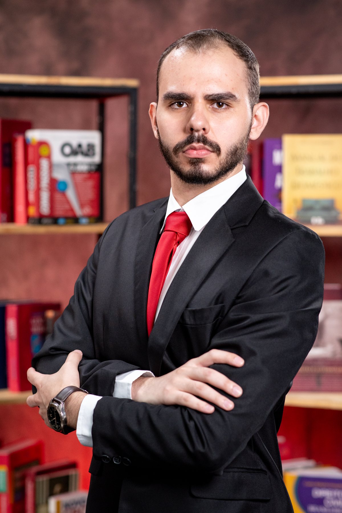 Fernando Araujo de braços cruzados, em seu escritório